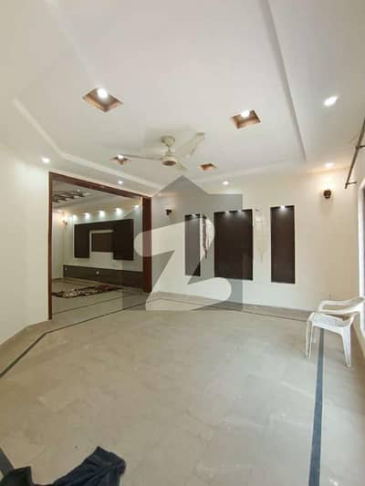 بحریہ ٹاؤن سیکٹر سی بحریہ ٹاؤن,لاہور میں 5 کمروں کا 10 مرلہ مکان 95.0 ہزار میں کرایہ پر دستیاب ہے۔