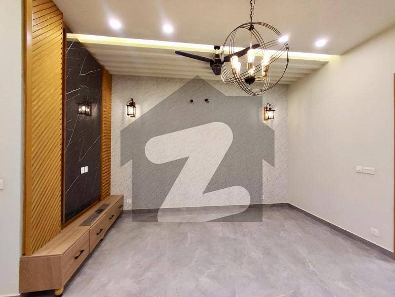 بحریہ ٹاؤن لاہور میں 5 کمروں کا 10 مرلہ مکان 1.0 لاکھ میں کرایہ پر دستیاب ہے۔
