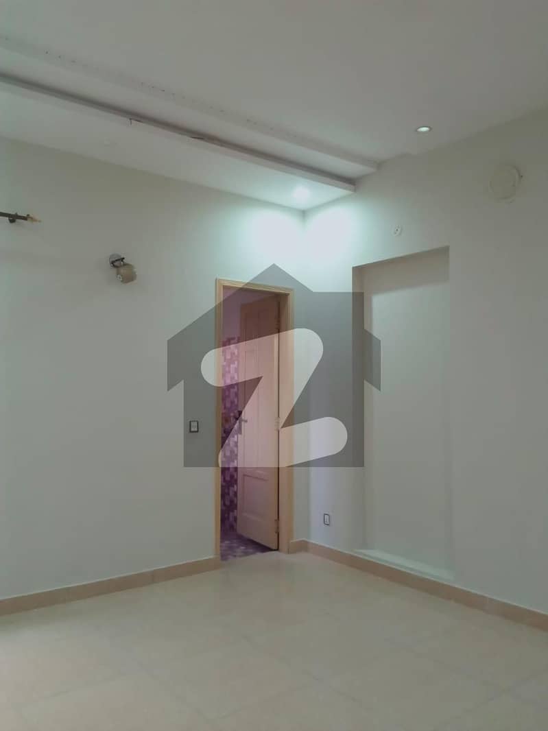 ایل ڈی اے ایوینیو لاہور میں 7 کمروں کا 1 کنال مکان 1.8 لاکھ میں کرایہ پر دستیاب ہے۔
