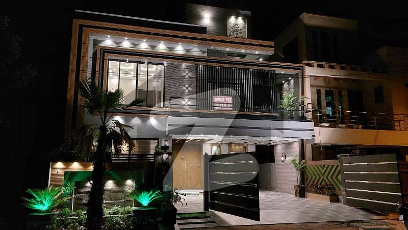 بحریہ ٹاؤن سیکٹر سی بحریہ ٹاؤن,لاہور میں 5 کمروں کا 10 مرلہ مکان 3.5 کروڑ میں برائے فروخت۔