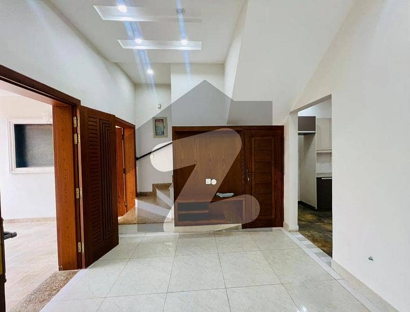 کینال گارڈن ۔ بلاک ای کینال گارڈن,لاہور میں 4 کمروں کا 5 مرلہ مکان 1.73 کروڑ میں برائے فروخت۔