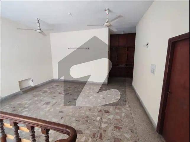 عبدالستار ایدھی روڈ لاہور میں 3 کمروں کا 12 مرلہ بالائی پورشن 55.0 ہزار میں کرایہ پر دستیاب ہے۔