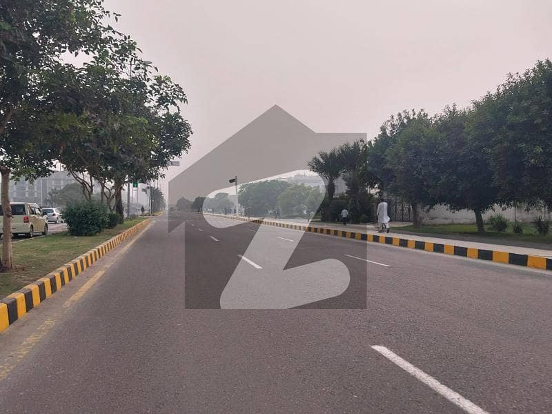 ڈی ایچ اے فیز 8 - بلاک وی فیز 8,ڈیفنس (ڈی ایچ اے),لاہور میں 1 کنال رہائشی پلاٹ 4.49 کروڑ میں برائے فروخت۔