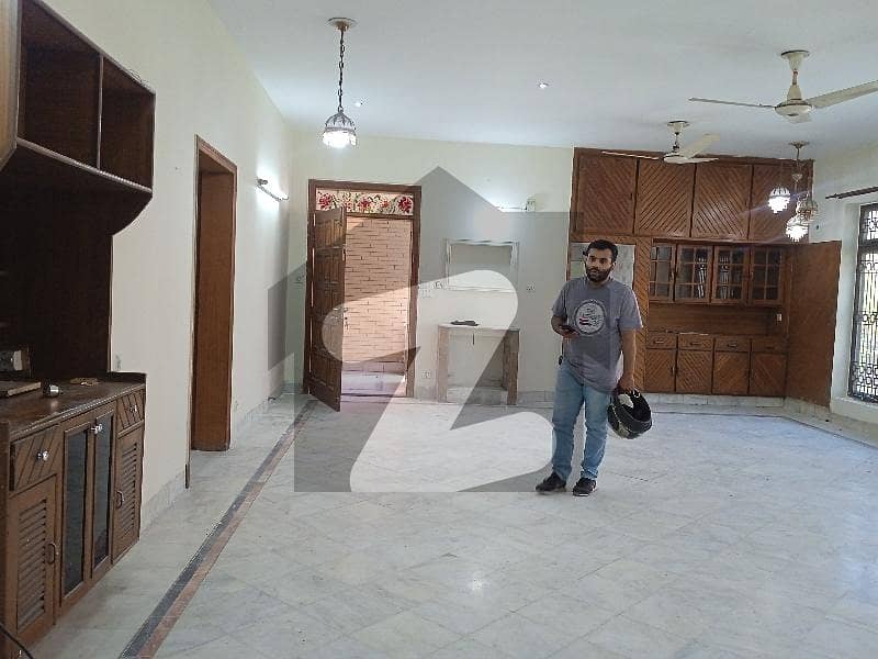 فیصل ٹاؤن ۔ بلاک سی فیصل ٹاؤن,لاہور میں 3 کمروں کا 10 مرلہ بالائی پورشن 65.0 ہزار میں کرایہ پر دستیاب ہے۔