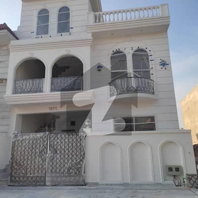 ڈی ۔ 12 اسلام آباد میں 5 کمروں کا 5 مرلہ مکان 5.5 کروڑ میں برائے فروخت۔