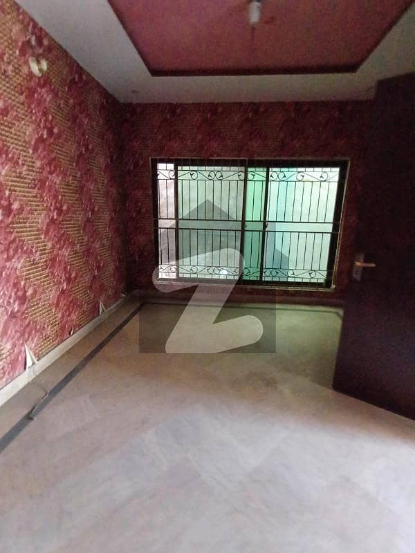 گلبرگ لاہور میں 6 کمروں کا 10 مرلہ مکان 1.6 لاکھ میں کرایہ پر دستیاب ہے۔