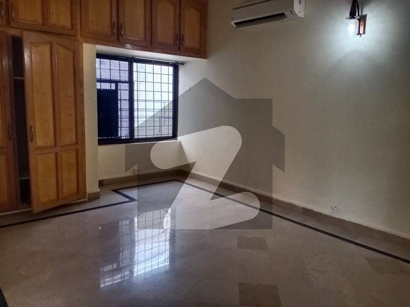 F-7 500 SQY DOUBLE STOReY HOUSE 5 BEDS MARBLED FLOOR PARK 5 CARS