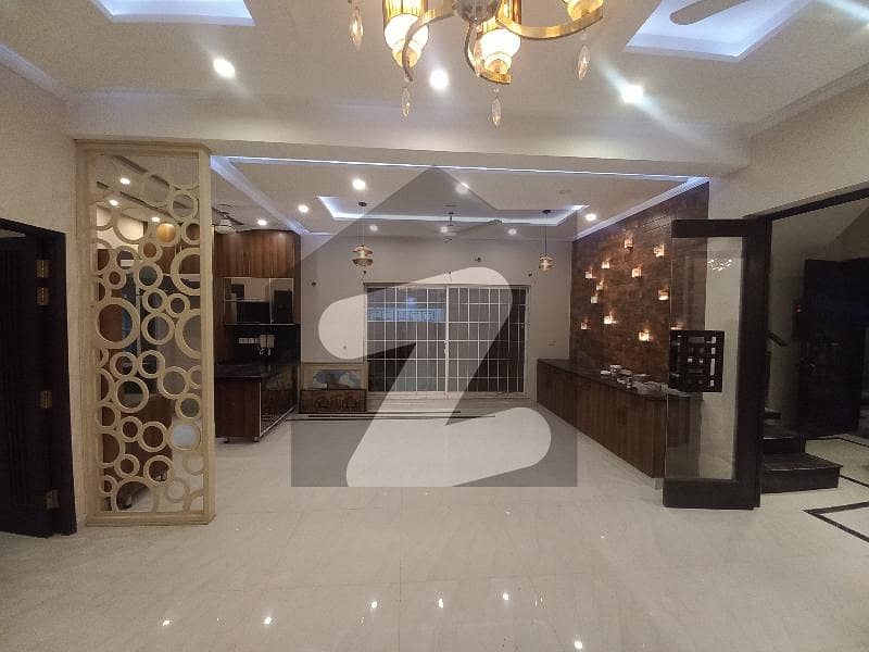 DHA Phase 8 Ex Air Avenue 10marla Bungalow 4beds for Rent