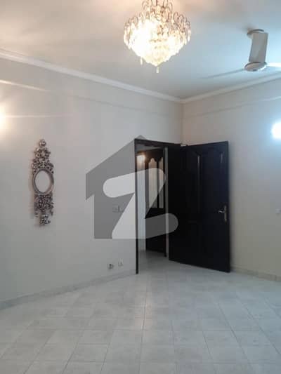 1 Kanal Upper Portion Available For Small Family