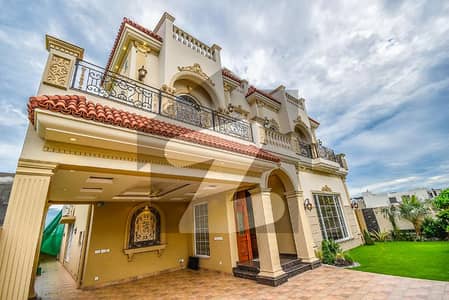 8-Marla Top Notching Superbly Design Italian Villa Near Park For Sale In DHA