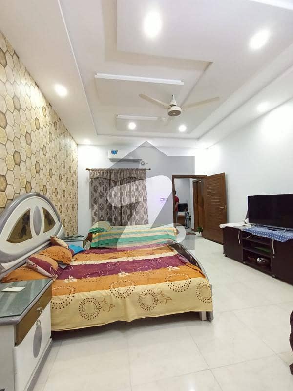 خیابان کالونی 2 فیصل آباد میں 5 کمروں کا 10 مرلہ مکان 2.9 کروڑ میں برائے فروخت۔