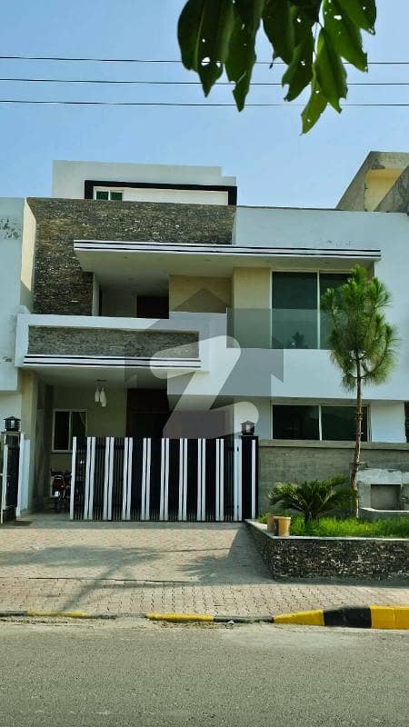8Marla luxury villa for sale
near school market masjid park everything available on walking distance
boring water electric meter available gas meter applied