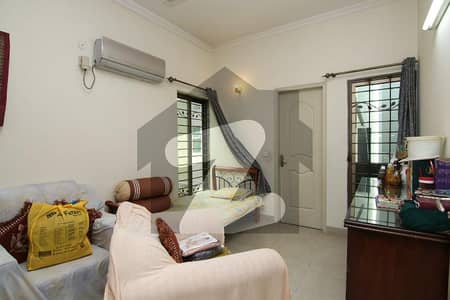 ڈی ایچ اے فیز 3 ڈیفنس (ڈی ایچ اے),لاہور میں 4 کمروں کا 5 مرلہ مکان 2.95 کروڑ میں برائے فروخت۔