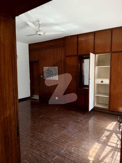 کینٹ لاہور میں 4 کمروں کا 15 مرلہ مکان 2.15 لاکھ میں کرایہ پر دستیاب ہے۔