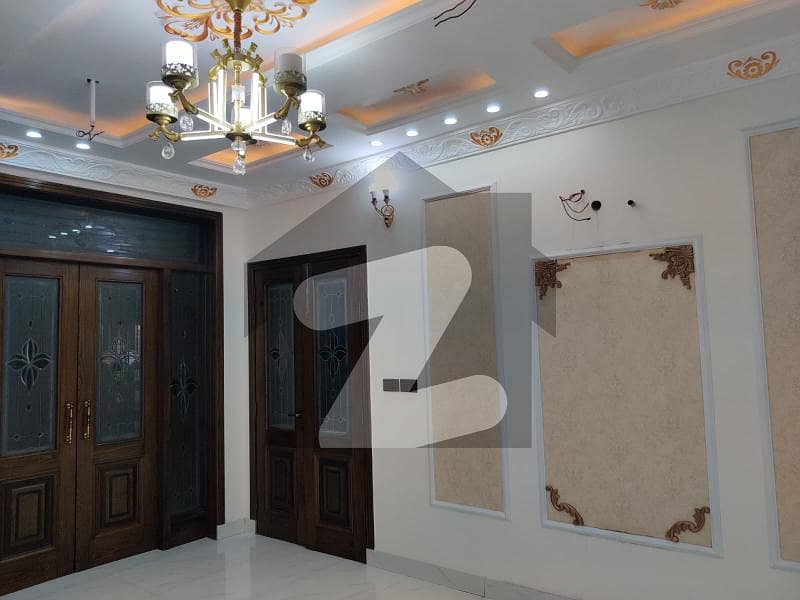 علامہ اقبال ٹاؤن لاہور میں 6 کمروں کا 10 مرلہ مکان 6.5 کروڑ میں برائے فروخت۔
