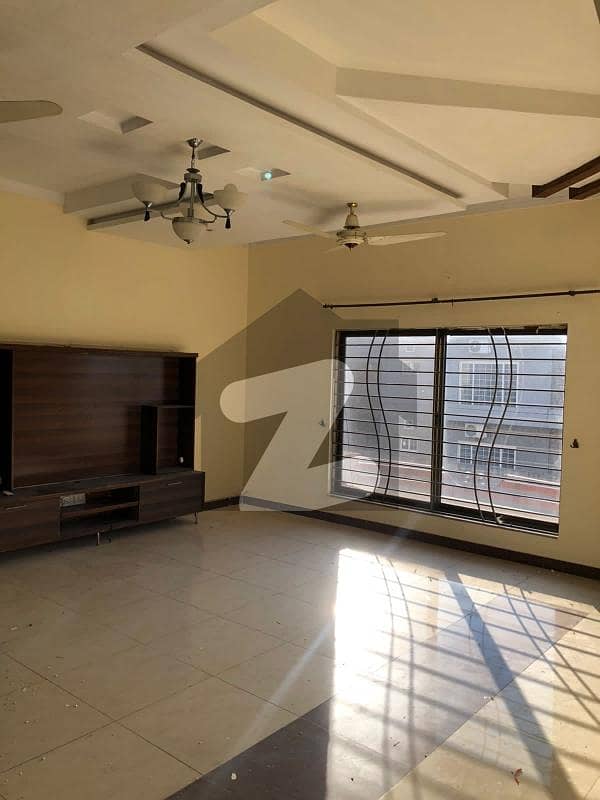 1 kanal Upper Portion available for rent.