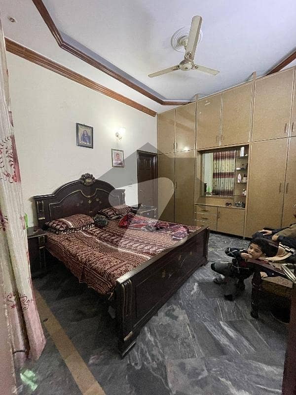 آفیسرز کالونی 2 فیصل آباد میں 4 کمروں کا 7 مرلہ مکان 2.5 کروڑ میں برائے فروخت۔