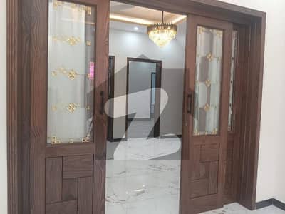 5 MARLA BRAND NEW HOUSE FOR SALE NEAR TO EMPORIUM HOT LOCATION