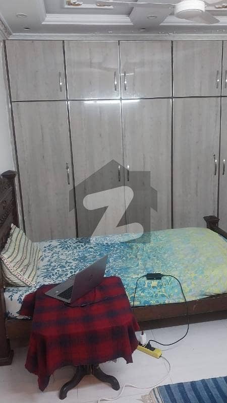 علامہ اقبال ٹاؤن لاہور میں 5 کمروں کا 10 مرلہ مکان 3.8 کروڑ میں برائے فروخت۔