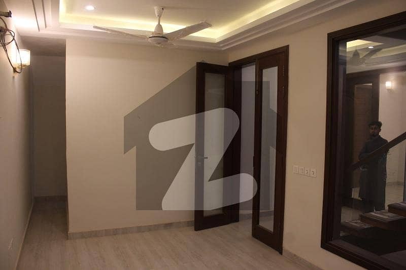 ڈی ایچ اے فیز 8 ڈی ایچ اے ڈیفینس,کراچی میں 3 کمروں کا 4 مرلہ مکان 1.8 لاکھ میں کرایہ پر دستیاب ہے۔