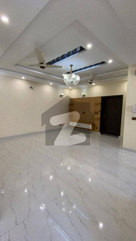 بحریہ آرچرڈ لاہور میں 5 کمروں کا 10 مرلہ مکان 3.6 کروڑ میں برائے فروخت۔