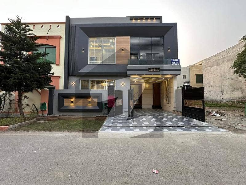 بحریہ ٹاؤن سیکٹر B بحریہ ٹاؤن,لاہور میں 3 کمروں کا 5 مرلہ مکان 2.85 کروڑ میں برائے فروخت۔