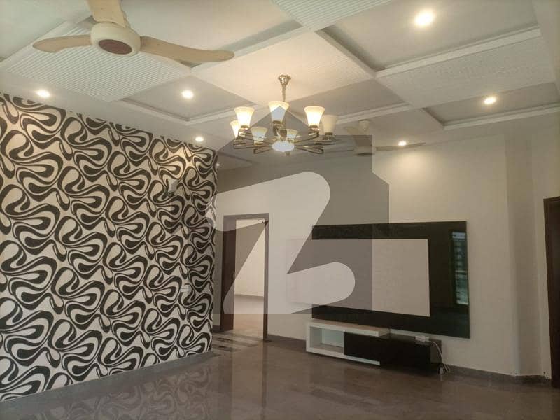 ڈی ایچ اے فیز 3 ڈیفنس (ڈی ایچ اے),لاہور میں 3 کمروں کا 1 کنال بالائی پورشن 1.2 لاکھ میں کرایہ پر دستیاب ہے۔