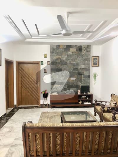 رائل ریزیڈینشیا لاہور میں 5 کمروں کا 8 مرلہ مکان 2.7 کروڑ میں برائے فروخت۔