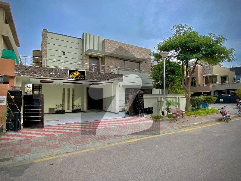 Corner 1 Kanal Beautiful New Condition House