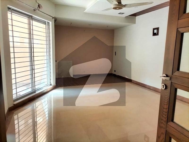 ڈی ایچ اے فیز 3 - بلاک زیڈ فیز 3,ڈیفنس (ڈی ایچ اے),لاہور میں 6 کمروں کا 2 کنال مکان 13.0 کروڑ میں برائے فروخت۔