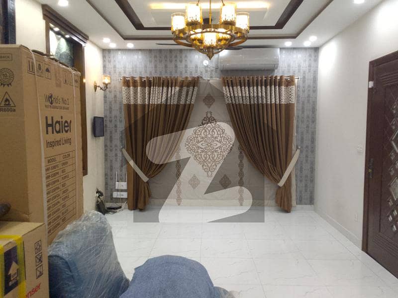 بحریہ ٹاؤن سیکٹرڈی بحریہ ٹاؤن,لاہور میں 4 کمروں کا 5 مرلہ مکان 2.7 کروڑ میں برائے فروخت۔
