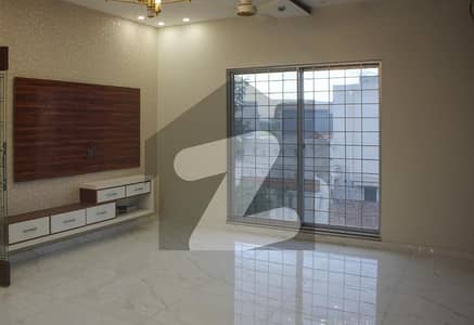 ڈی ایچ اے فیز 8 ڈیفنس (ڈی ایچ اے),لاہور میں 5 کمروں کا 1 کنال مکان 7.4 کروڑ میں برائے فروخت۔