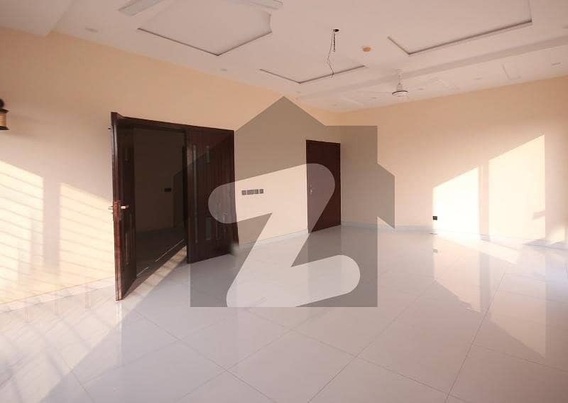 ڈی ایچ اے فیز 8 ڈیفنس (ڈی ایچ اے),لاہور میں 5 کمروں کا 1 کنال مکان 7.25 کروڑ میں برائے فروخت۔