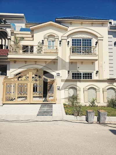 سٹی ہاؤسنگ سکیم جہلم میں 7 مرلہ مکان 2.65 کروڑ میں برائے فروخت۔