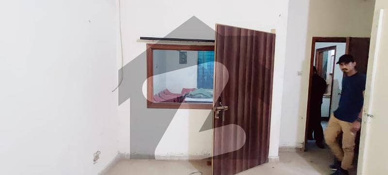 ماڈل ٹاؤن لِنک روڈ ماڈل ٹاؤن,لاہور میں 2 کمروں کا 5 مرلہ زیریں پورشن 28.0 ہزار میں کرایہ پر دستیاب ہے۔
