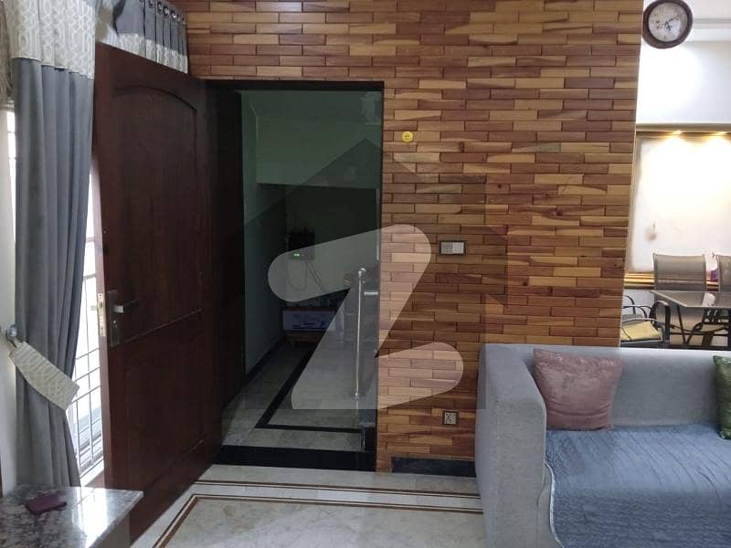 کینال روڈ فیصل آباد میں 4 کمروں کا 8 مرلہ مکان 2.75 کروڑ میں برائے فروخت۔