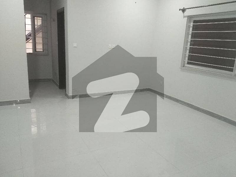 Uper portion available for rent
E 11 4