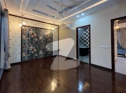 ڈی ایچ اے فیز 7 ڈیفنس (ڈی ایچ اے),لاہور میں 5 کمروں کا 1 کنال مکان 6.75 کروڑ میں برائے فروخت۔