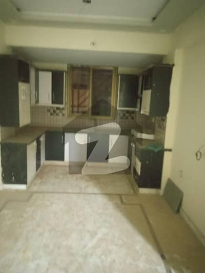 3 Rd floor brand new building near to market ideal location UN use flats for rent
