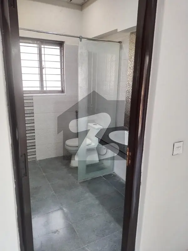 Like New 10marla prime location 4bed house available for rent in dha phase 5