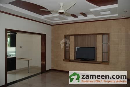 1 Kanal Bungalow At Ideal Location - Facing Park In Wapda Town