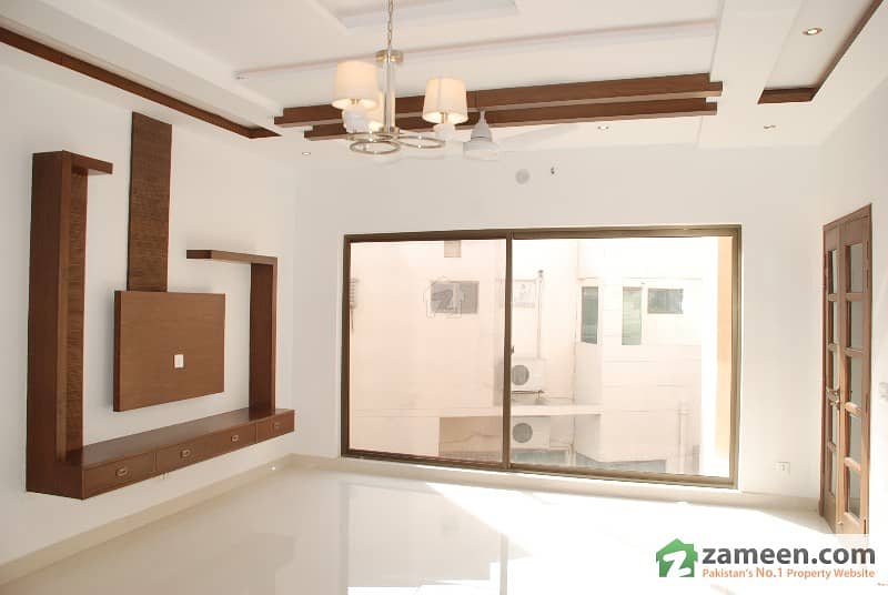 Johar town 1 kanal A-one classic house reasonable price 6 beds, drawing dinning