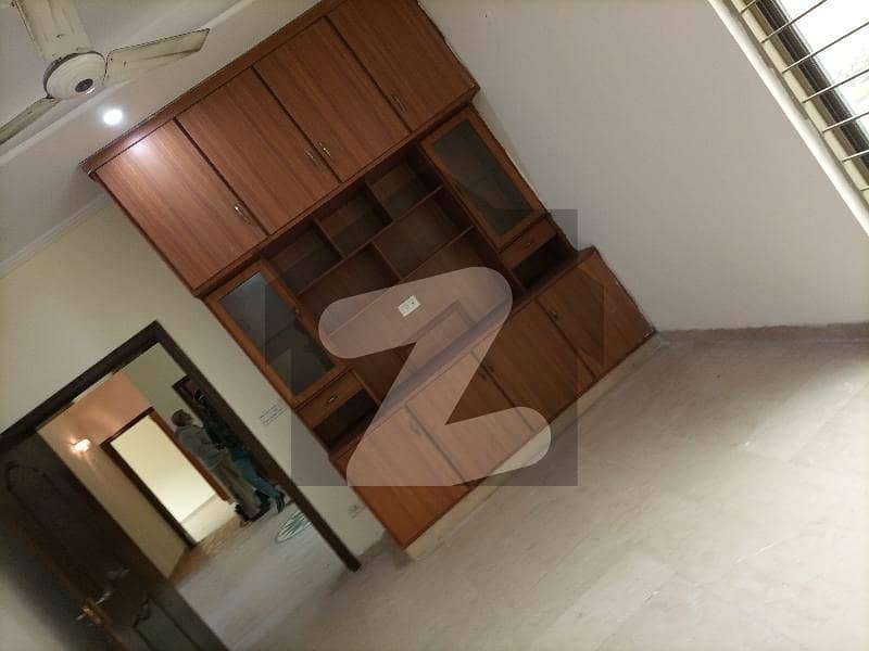 نواب ٹاؤن لاہور میں 3 کمروں کا 10 مرلہ بالائی پورشن 40.0 ہزار میں کرایہ پر دستیاب ہے۔