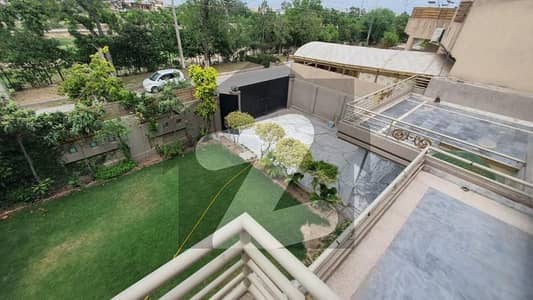 حیات آباد فیز 2 حیات آباد,پشاور میں 8 کمروں کا 1 کنال مکان 7.5 کروڑ میں برائے فروخت۔