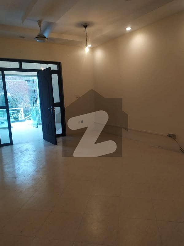 کینٹ لاہور میں 5 کمروں کا 1 کنال مکان 3.0 لاکھ میں کرایہ پر دستیاب ہے۔
