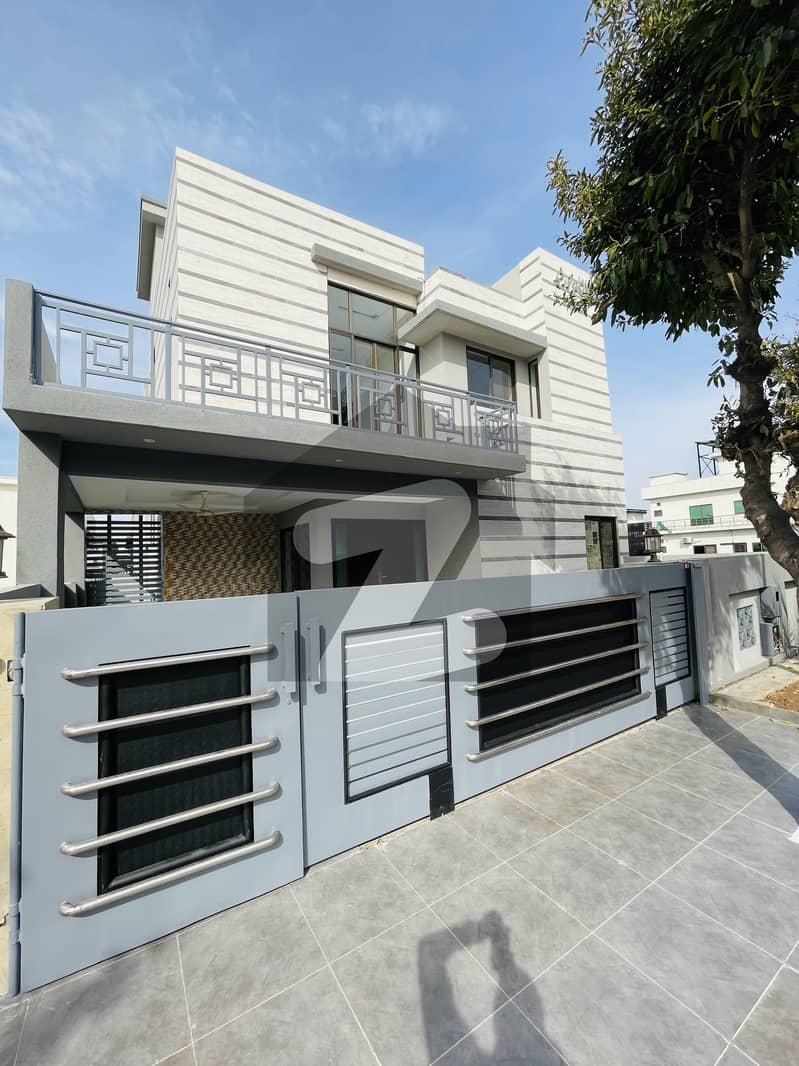 Beautiful With Basement Triple Storey House. Solid Wood Doors A+ Construction