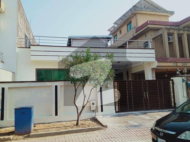 10 Marla Single Storey Double Unit With Basement House Available For Rent