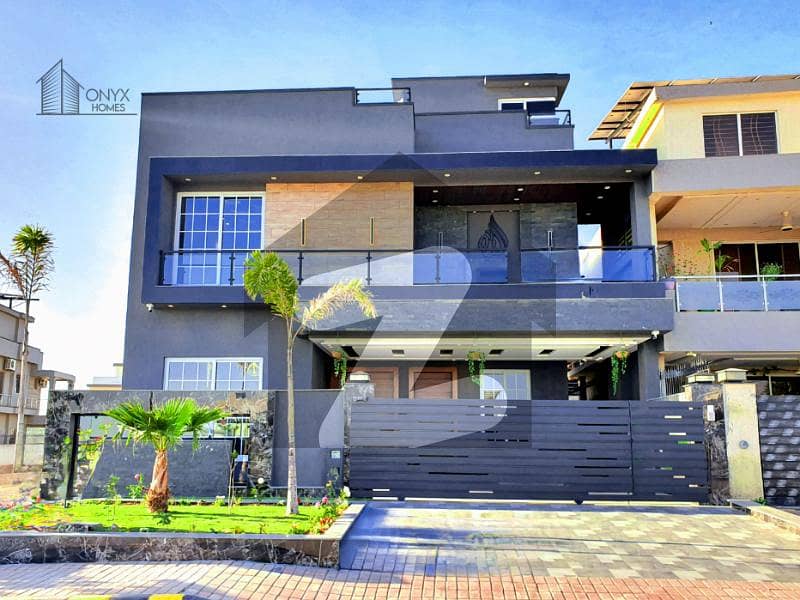 بحریہ ٹاؤن فیز 8 بحریہ ٹاؤن راولپنڈی,راولپنڈی میں 5 کمروں کا 12 مرلہ مکان 4.9 کروڑ میں برائے فروخت۔