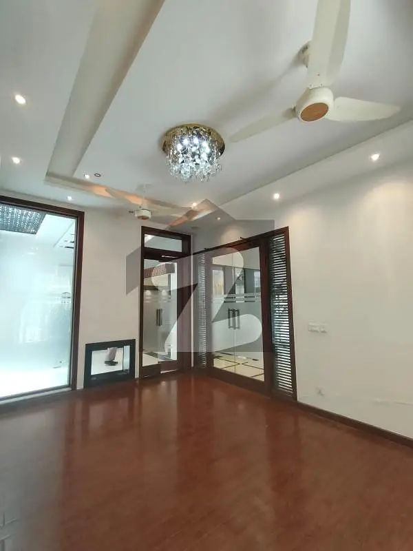 10 Marla Modern house for Rent Hot location