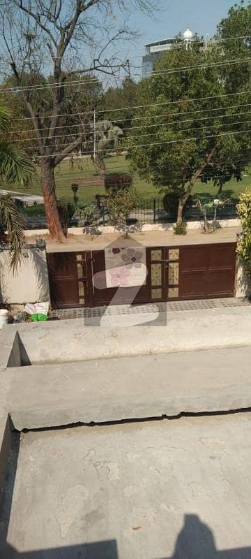 نیسپاک ہاؤسنگ سوسائٹی - فیز 1 - بلاک D1 نیسپاک سکیم فیز 1,کالج روڈ,لاہور میں 8 کمروں کا 2 کنال مکان 9.5 کروڑ میں برائے فروخت۔